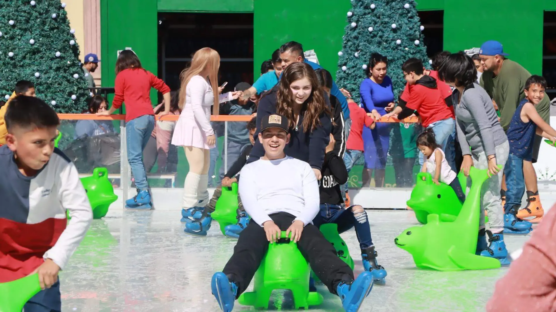 Pista de hielo en plaza Fundadores (6)